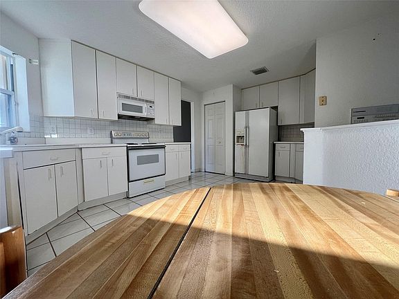 5th image of 15652 SW 16th Street