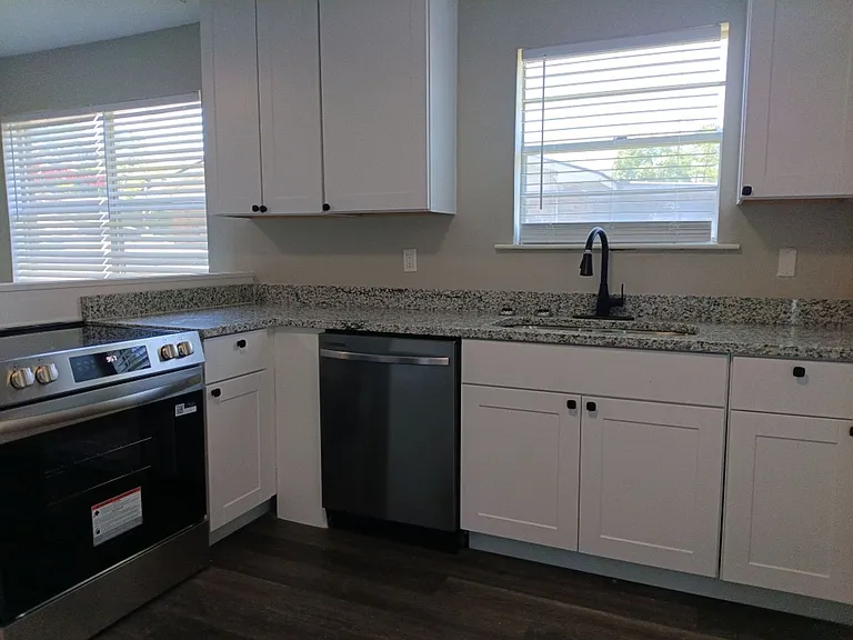 109 Highview Dr — Photo 3