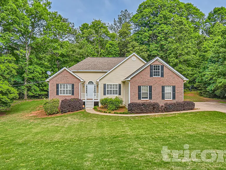 390 River Point Dr — Photo 2