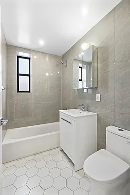 Sold by Thomas Lipovetsky, LREB | media 6