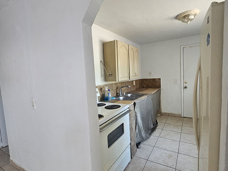 2nd image of 5911 W Lamar Rd #3