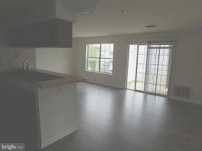 200 Dover Pl #201 — Photo 2