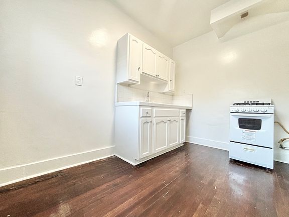 4th image of 147 S Normandie Ave #204A