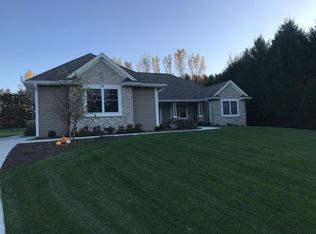 620 Hunters Crossing Ct, Slinger, WI 53086