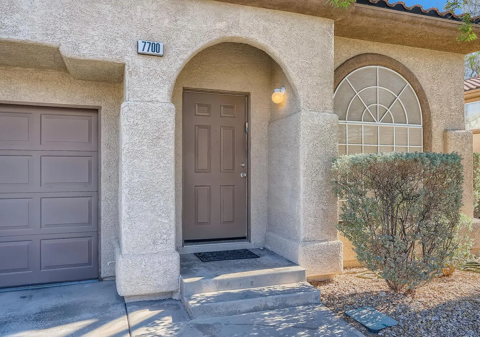 Spacious 2-Bedroom Townhome with Garage & Community Pool — Photo 4