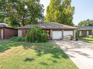 1052 NW 7th Pl, Moore, OK 73160