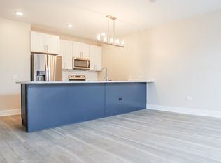 880 Lee St #311, Des Plaines, IL 60016