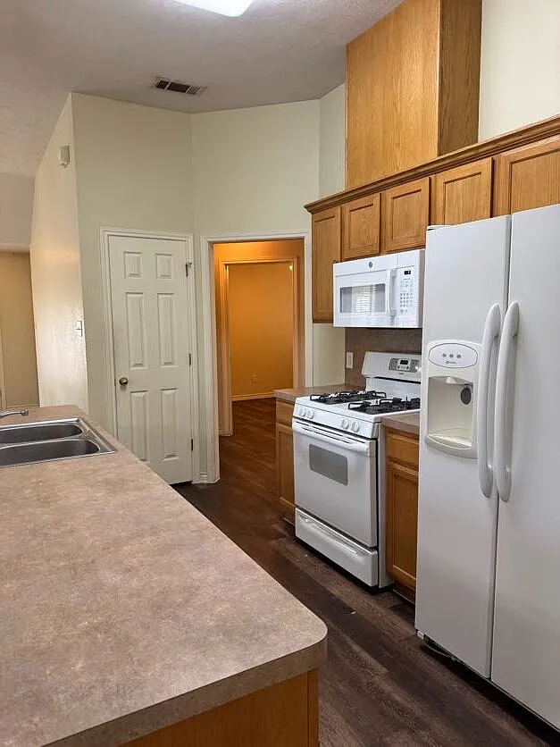 3 bed, 2.0 bath, 1215 sqft, $1,550 — Photo 4