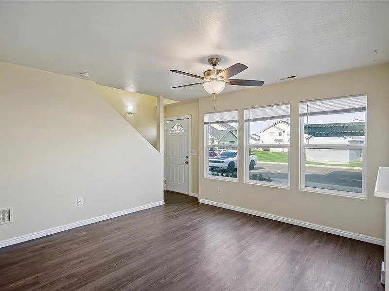 2 bed, 1000 sqft, $1,475 — Photo 3