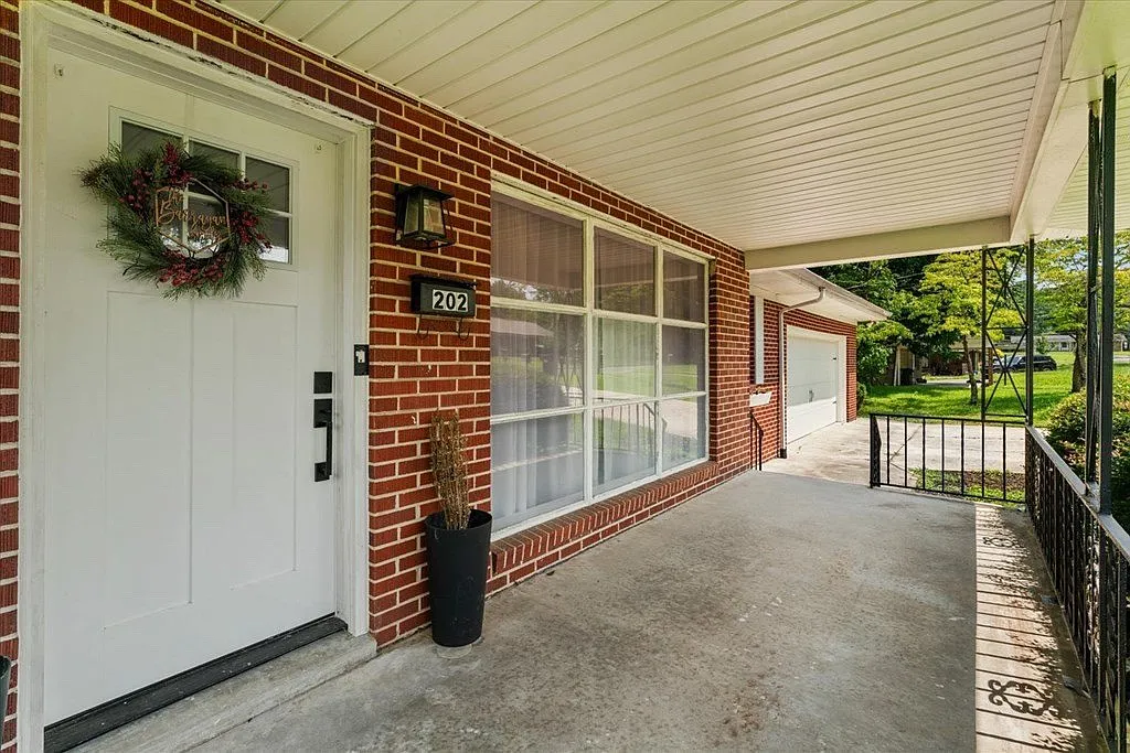 4 bed, 2103 sqft, $2,500 — Photo 3