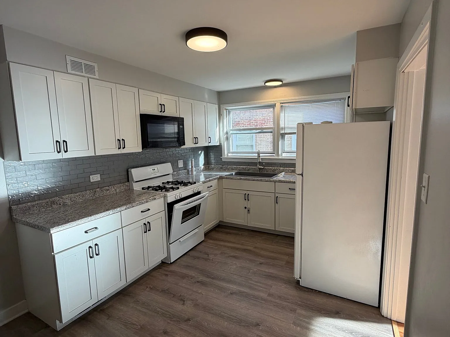 Beautifully renovated and immaculately maintained 2-bedroom apartment for rent! — Photo 4