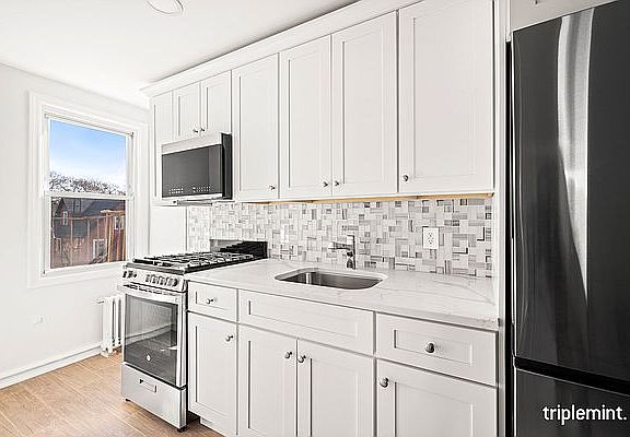 5th image of 589 E 2nd St Floor 3