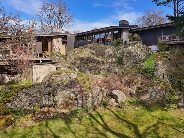 404 Henry St, Victoria, BC V9A 3J4