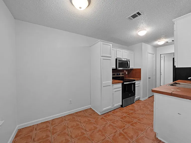 2910 Chisolm Trl — Photo 12