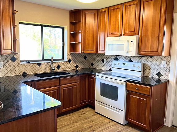 3rd image of 142 SE Whitmore Dr