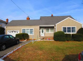372 31st St, Lindenhurst, NY 11757