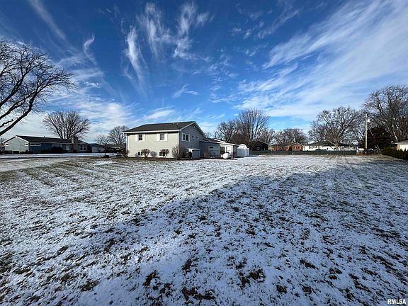 3rd image of 997 Dayton Dr
