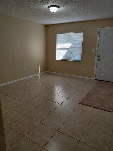 3 bed, 1.5 bath, 1015 sqft, $2,275 — Photo 2