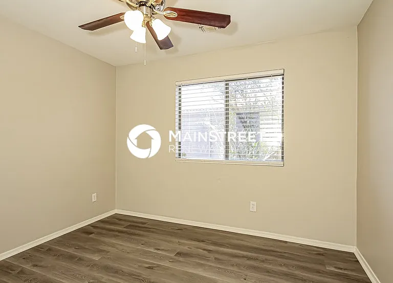 8818 W Loma Ln — Photo 9