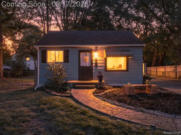 21184 Flanders St, Farmington Hills, MI 48335