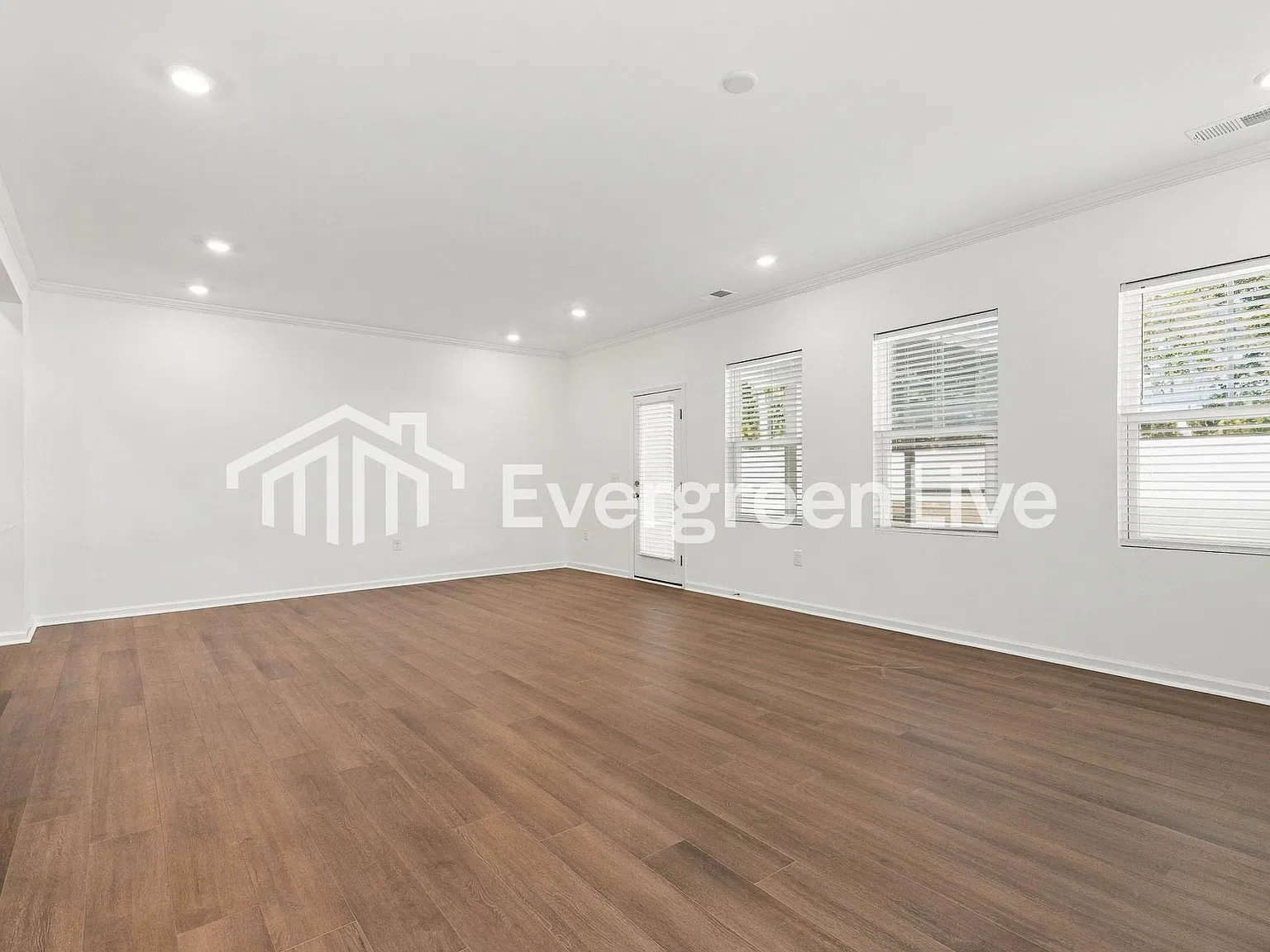 3 bed, 2.5 bath, 1926 sqft, $1,895 — Photo 2