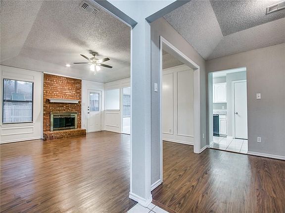 3rd image of 2710 Parkview Dr