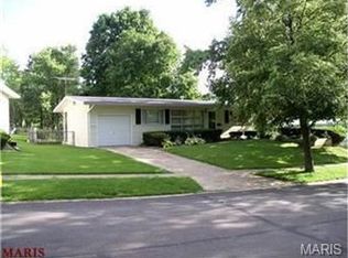 890 Barat Ln, Florissant, MO 63033