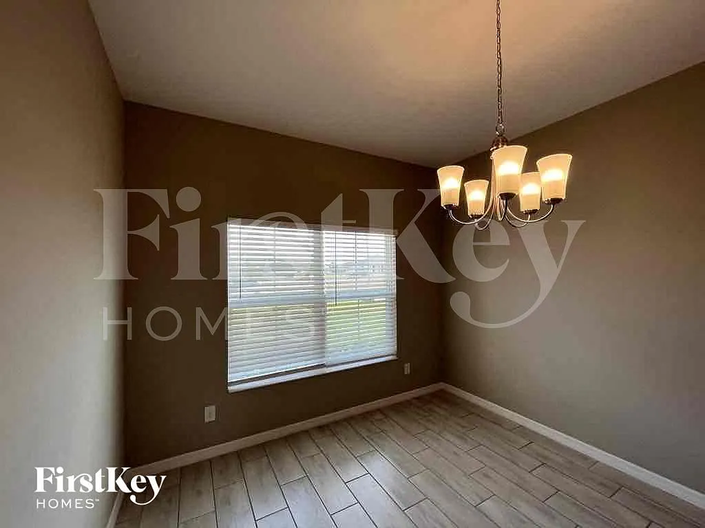 4 bed, 2.0 bath, 1805 sqft, $2,280 — Photo 3