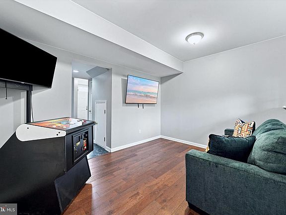 5th image of 215 N Bridlewood Dr