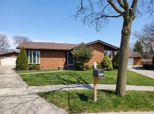 3320 Valley Ct, Trenton, MI 48183