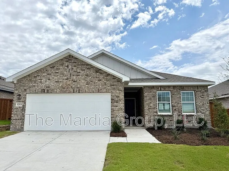 1213 Herring Dr — Photo 2