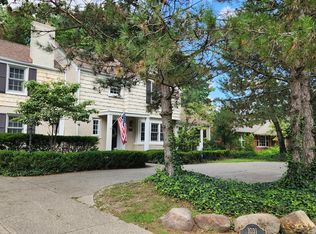 1031 Cadieux Rd, Grosse Pointe Park, MI 48230