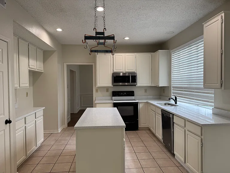 3704 Racquet Ct — Photo 8