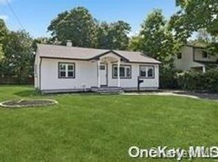 53 Meroke Ln, East Islip, NY 11730