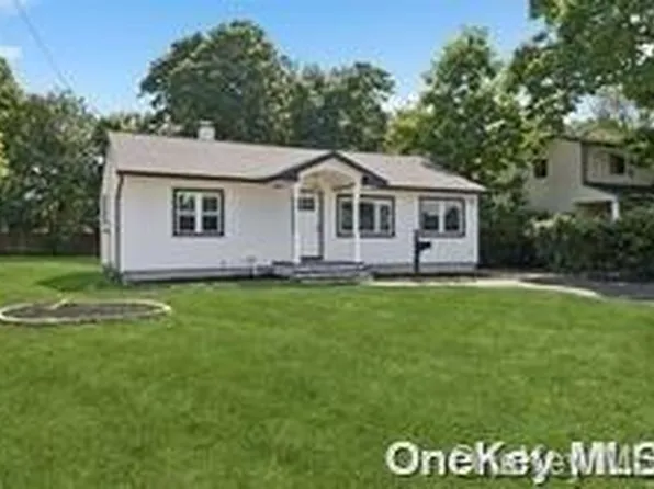 53 Meroke Lane, East Islip, NY 11730