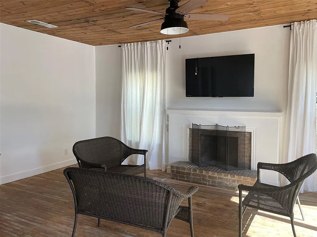 3 bed, 2.0 bath, 1736 sqft, $2,400 — Photo 1