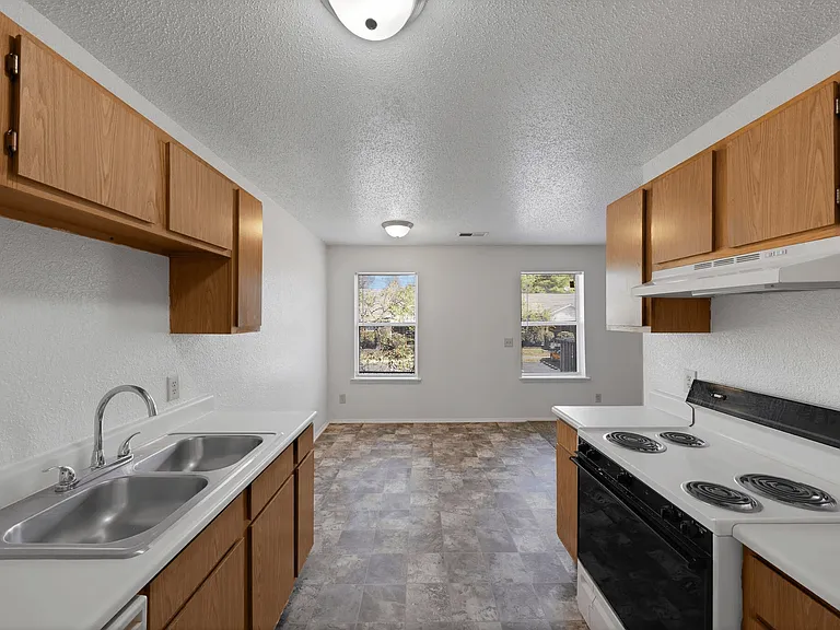 2 Emerald Way — Photo 3