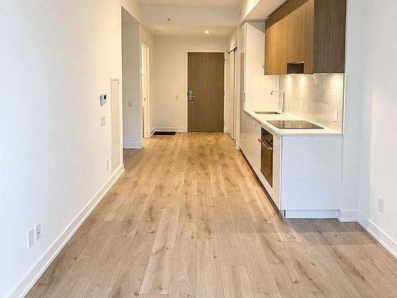 4th image of 161 Roehampton Ave #217