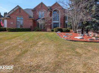 1221 Creek View Dr, Rochester, MI 48307