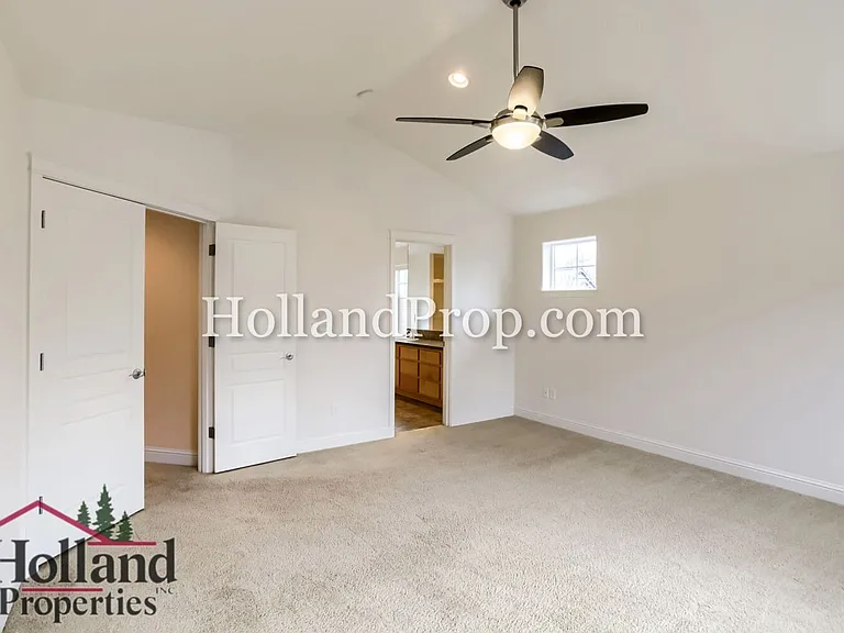 319 NW Wildwood St — Photo 19