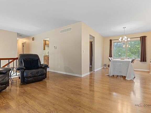 4th image of 32 Asbury Ln