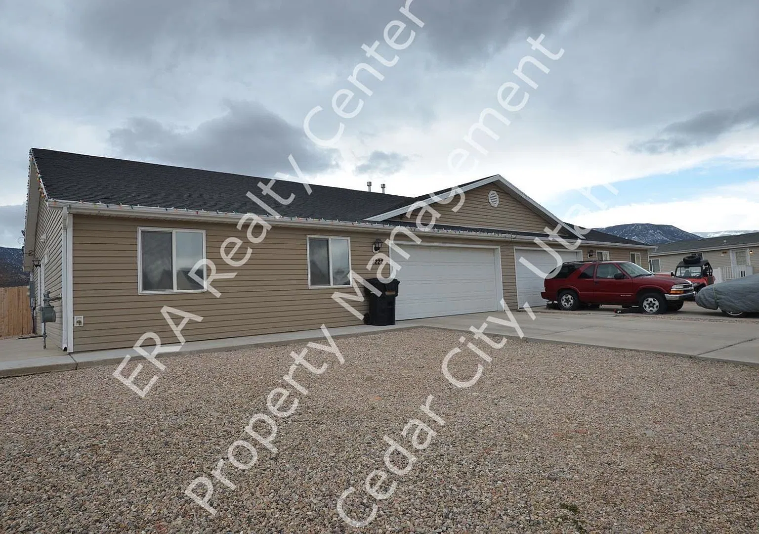 Move-In Discount! 3 bed 2 bath - Twin home — Photo 1