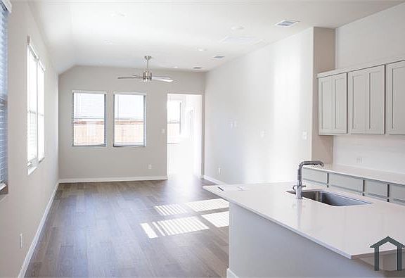 2nd image of 3908 Nasworthy Dr