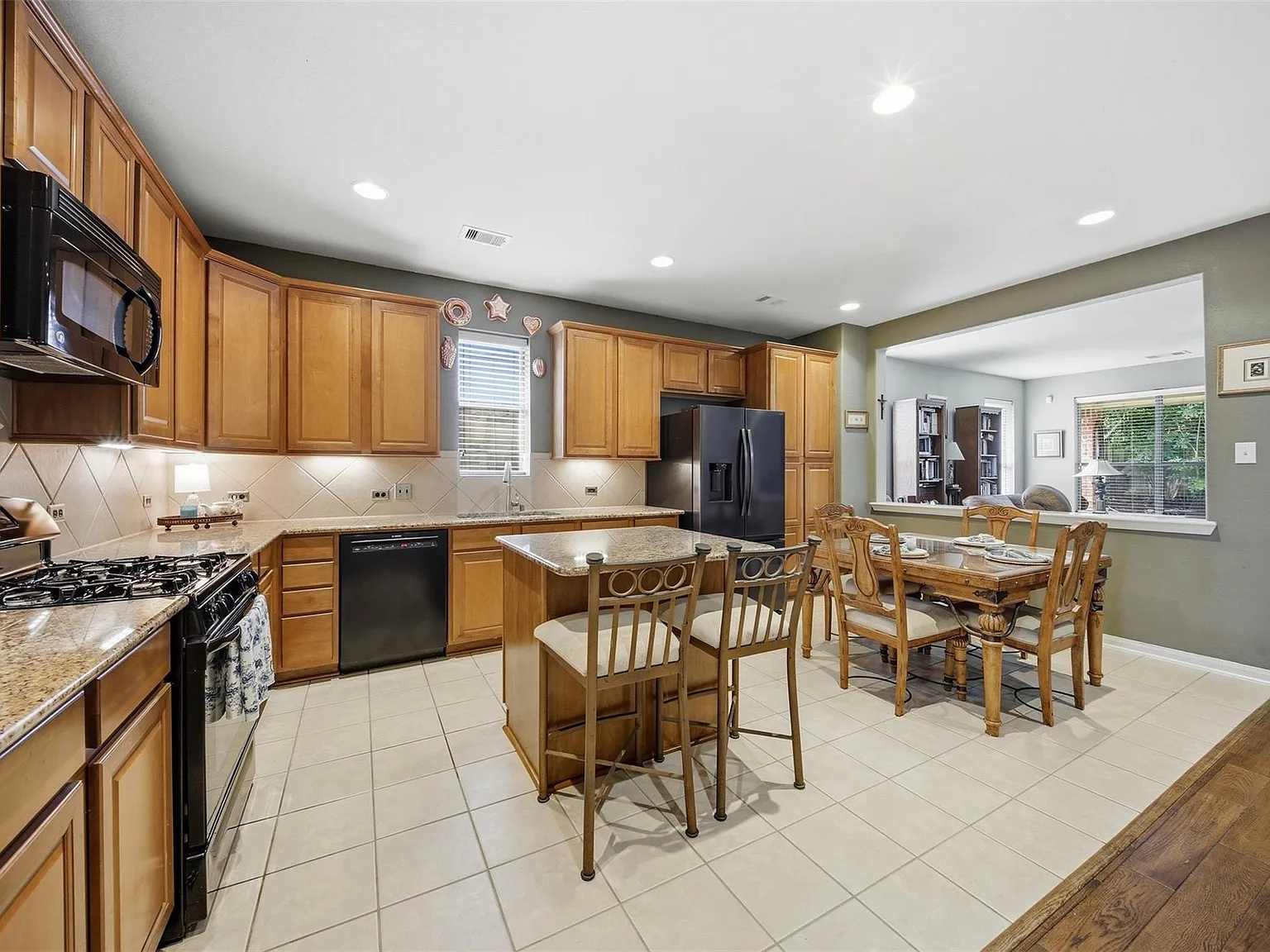 3 bed, 2.0 bath, 2078 sqft, $2,200 — Photo 3