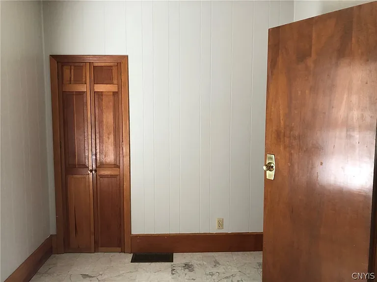 708 Schuyler St — Photo 17