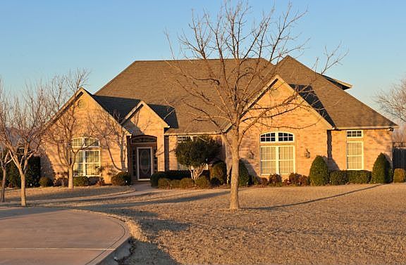 2nd image of 23 NW Burr Oak Dr