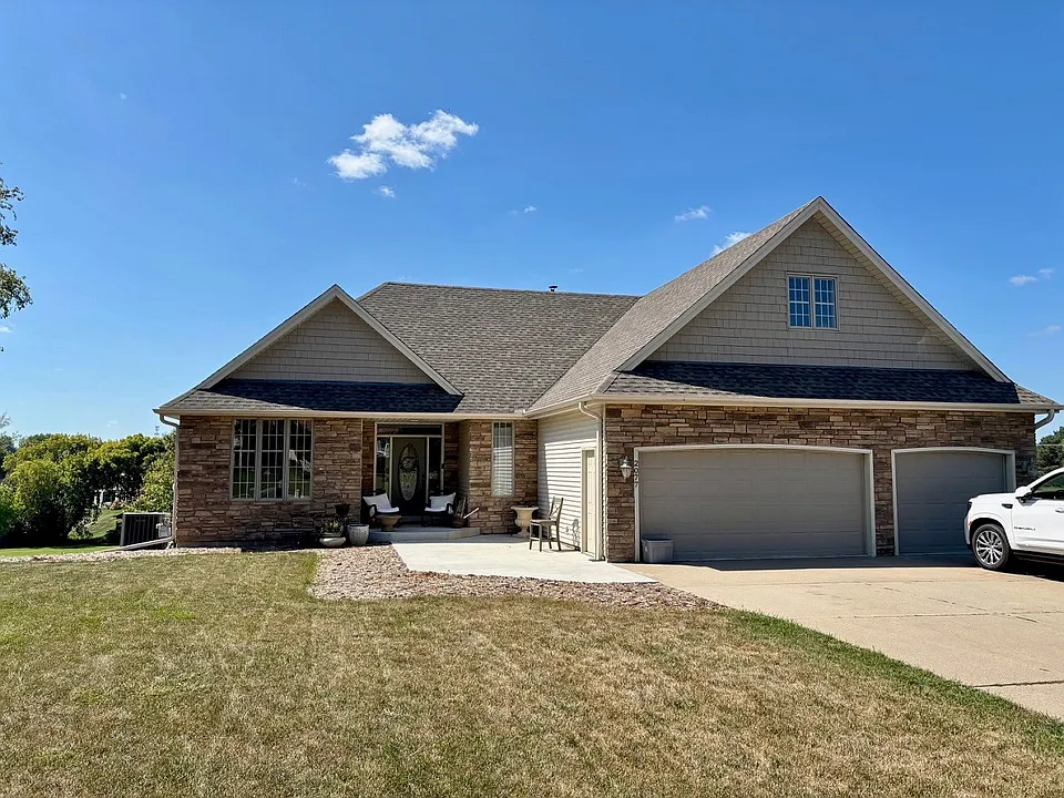 2077 Woodstone Dr