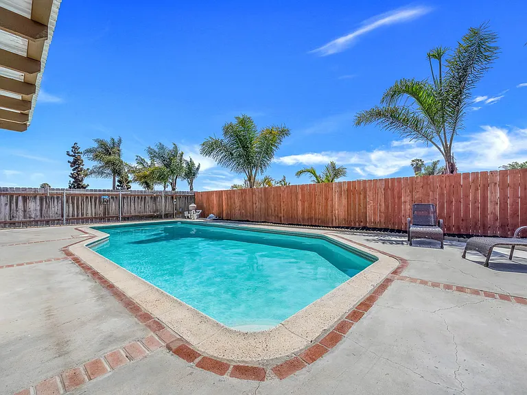 1472 Loma Ln — Photo 33