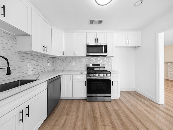 3rd image of 424 Roosevelt Ave #2