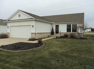 744 Greystone Dr, Bowling Green, OH 43402